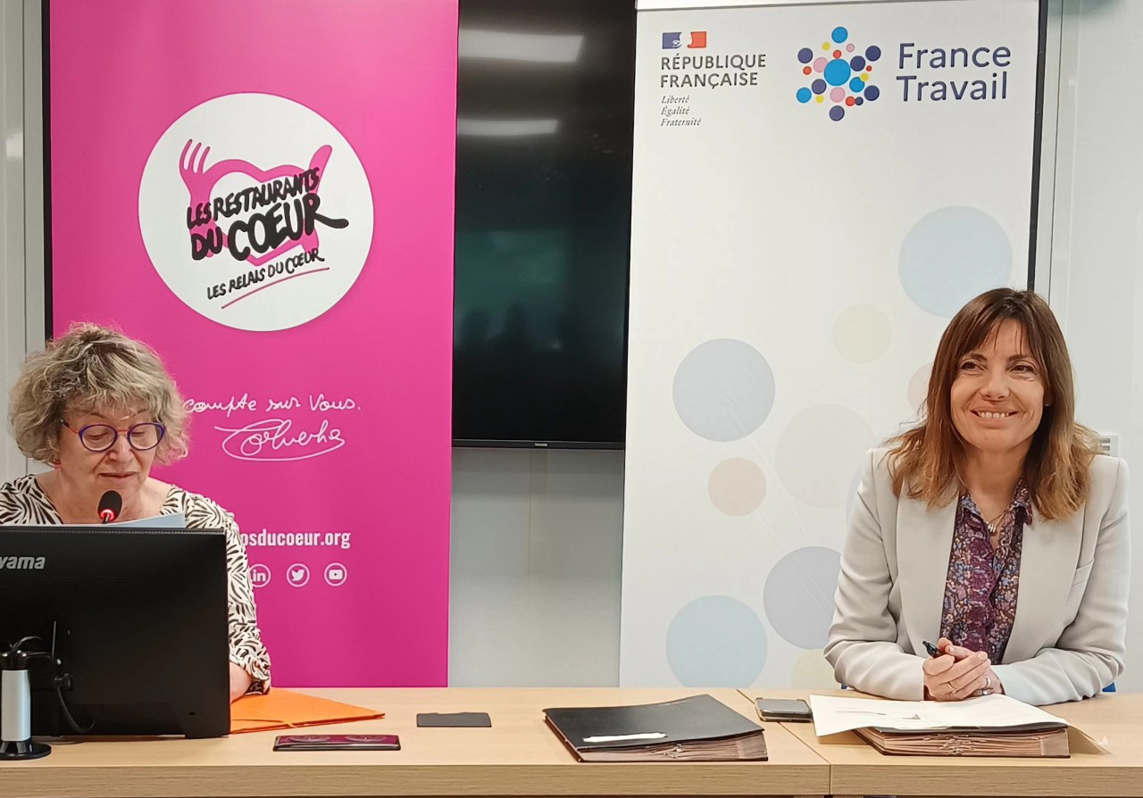 L'image montre les directrices le jour de la signature de la convention France Travail - Restaurants du Coeur en Occitanie. Signataires : Karine Meininger, directrice régionale de France Travail et Sylvie Cadic, déléguée régionale des Restaurants du Cœur