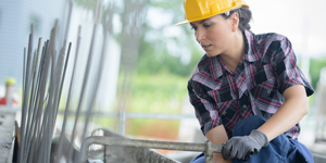 femme-batiment.jpg (woman working on metal structure)